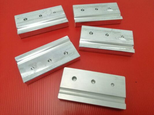 โรงกลึง ออกแบบชิ้นงาน รับทำCNC อะไหล่เครื่องจักรอุตสาหกรรม แท่นอลูมิเนียมยึดราวจับ ตามแบบ ของ พิภพภัทร